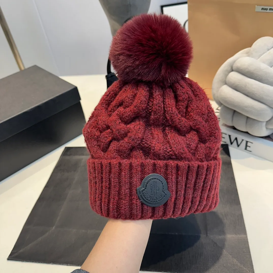 P70 Moncler 💥 Official website classic knitted hat, replica of the original. Very soft and skin-friendly, very elastic 💓 Textured and very versatile style ~ Warm cashmere woolen hat, one size fits all and elastic ~ Unisex, can be worn by any head size. Super quality, highly recommended