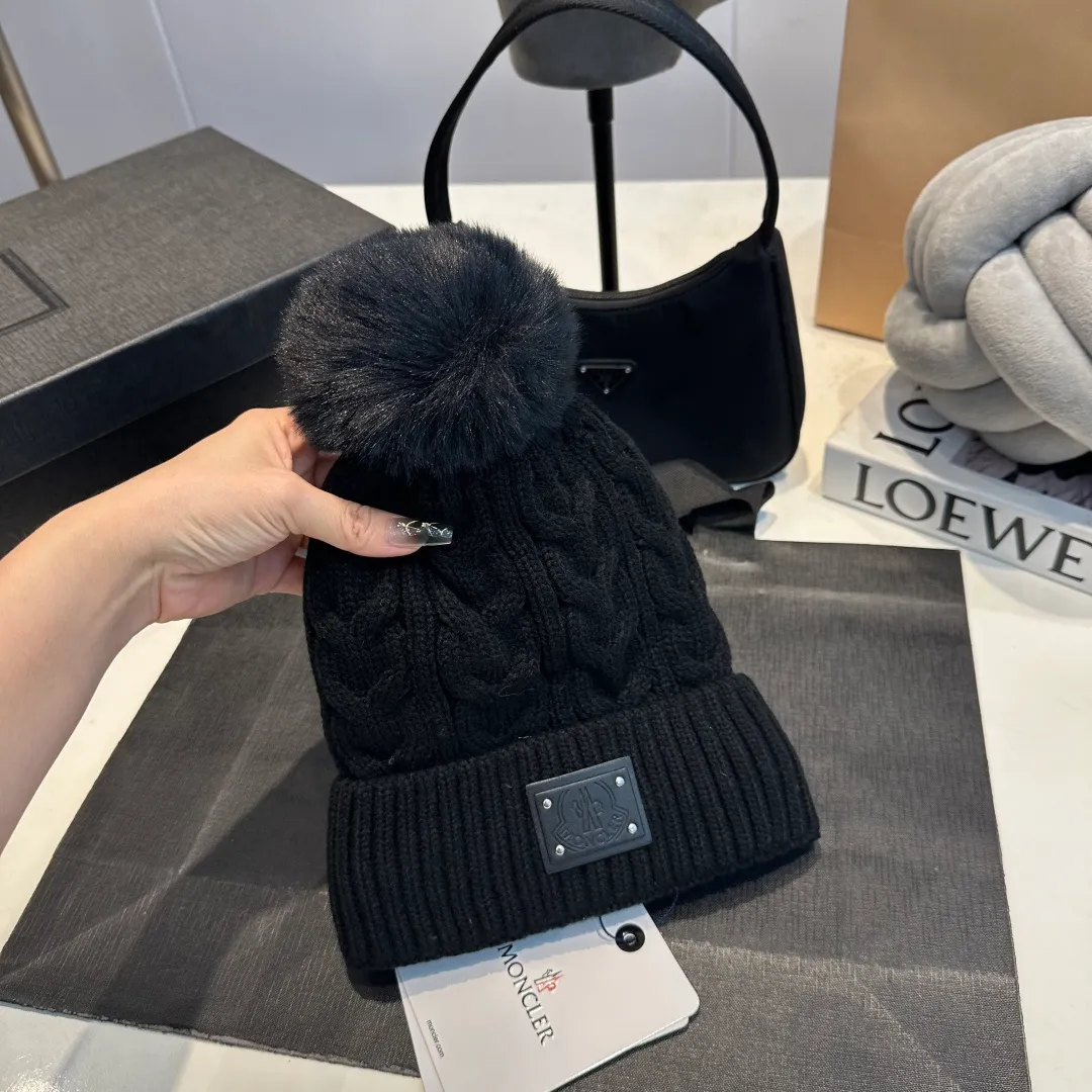 P70 Moncler hooded twist warm wool hat, sweet and cool style get! Reduce your age and make your face appear smaller. I’d like to share it with you all. The four colors match well and the breasts are so milky~