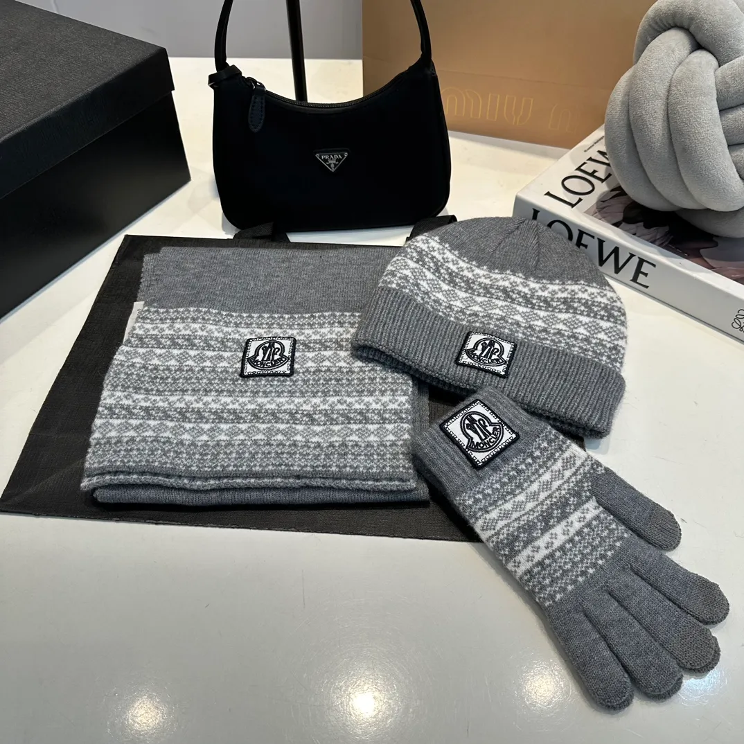 P170 Moncler Moncler 💥 Mouth three-piece set, gloves, hat, scarf, original replica. Very soft and skin-friendly, very elastic 💓 Textured and very versatile style ~ Warm, one-size-fits-all and elastic ~ Unisex, can be worn by any head size. Super quality, highly recommended