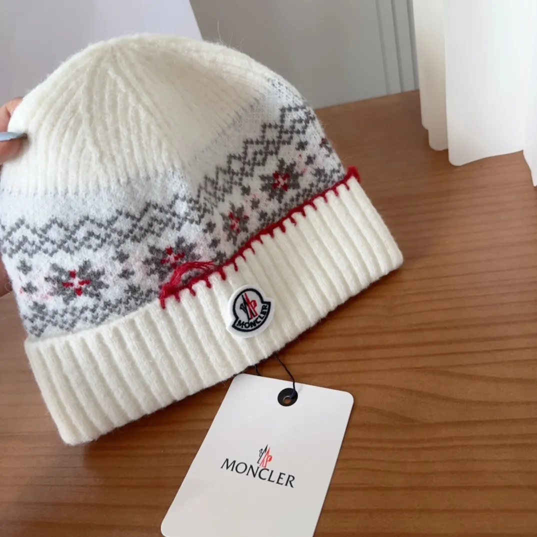 🉐️120 Moncler 25 autumn and winter women's wool knitted warm knitted hat. Cashmere has a soft and waxy texture, authentic quality enjoyment! Extra large fox fur ball 1:1 customized, original mark! High quality in stock!