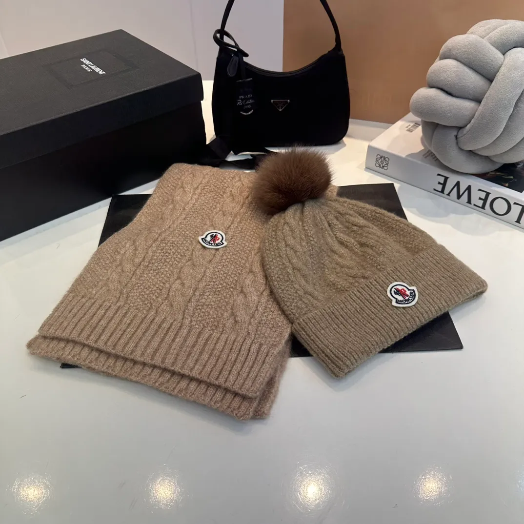 P180 MONCLER Mouth Cover Suit♥️Original hat and scarf set! Made of rabbit velvet➕cashmere, with a 15cm fox fur ball, a real fur ball! Warm and fashionable 😱[愄火] Versatile style [Love] The texture is very good, comfortable and breathable [Hey ha] Looks good no matter how you match it [Shh] A must-have for fashionistas [Wit] 4 colors available❤️❤️Unisex, the ball can be removed