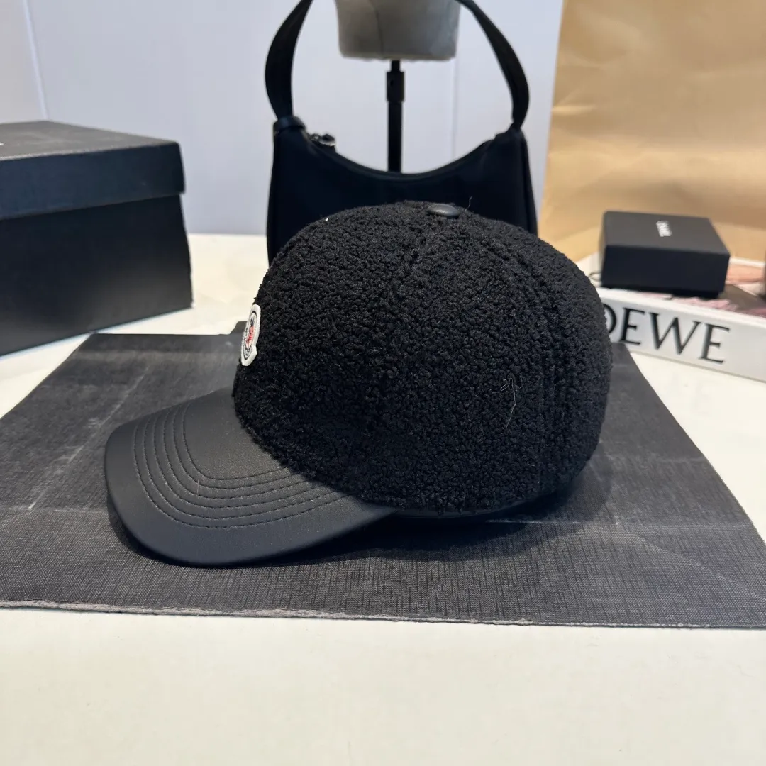 P 54 MONCLER lambswool and leather baseball cap with mouth, suitable for young and fashionable people, with strong visual effect, three-dimensional letters, good-looking and high-quality!