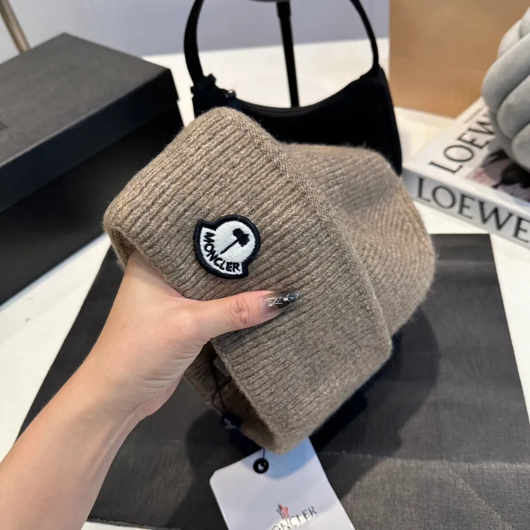 P70 MONCLER muffled knitted beanie, good quality, high-end and elegant, super popular 💖The texture is great, it’s great to match when out on the street! Fashion trends! A must-have item for winter, the same style for men and women, get it now!