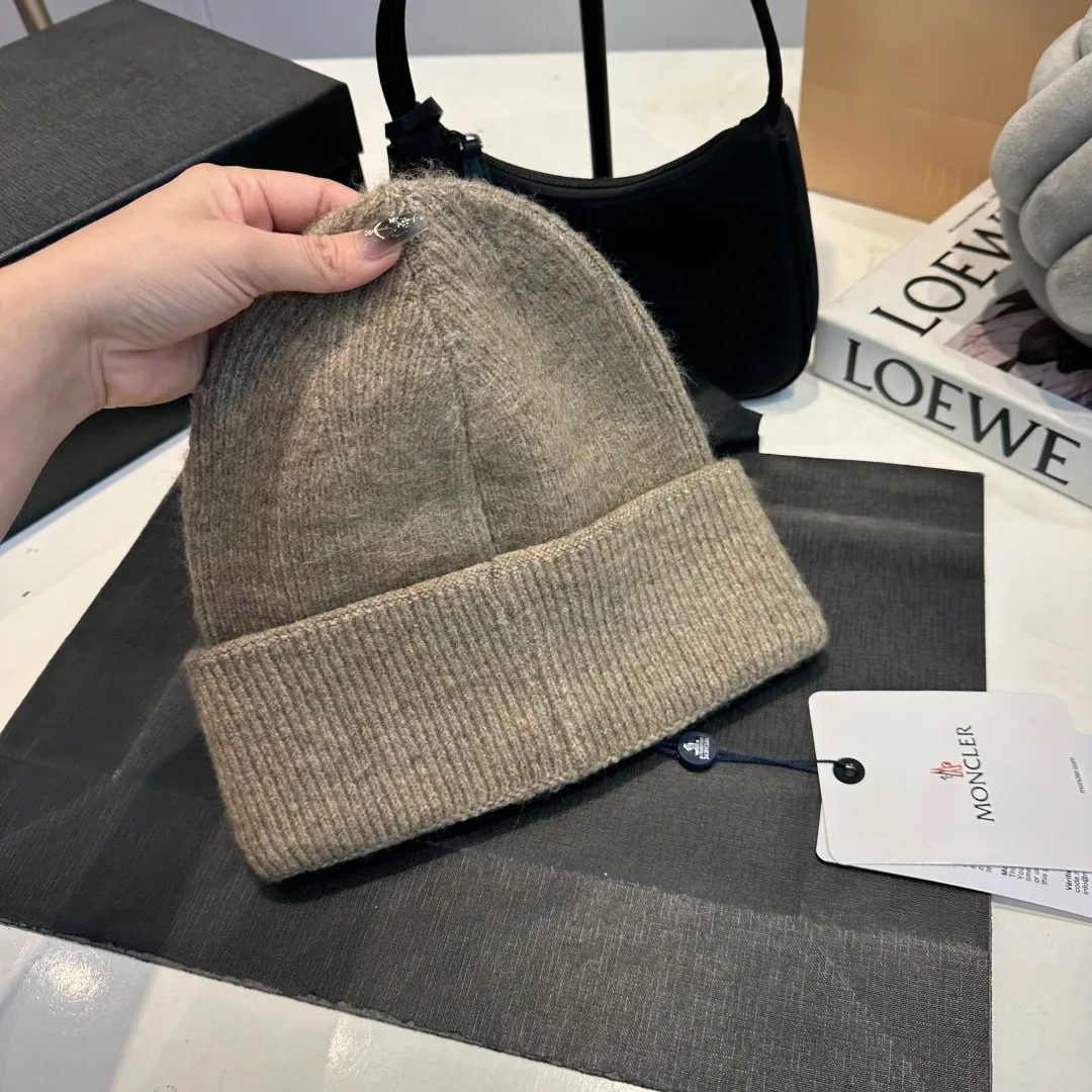 P70 MONCLER muffled knitted beanie, good quality, high-end and elegant, super popular 💖The texture is great, it’s great to match when out on the street! Fashion trends! A must-have item for winter, the same style for men and women, get it now!