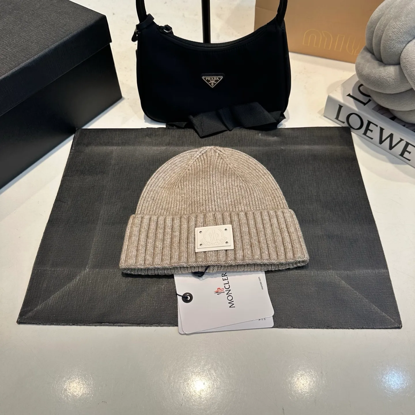 P50 Moncler warm woolen hat, sweet and cool style! Reduce your age and make your face look smaller. I’d like to share it with everyone. Every color matches well and the breasts are milky.