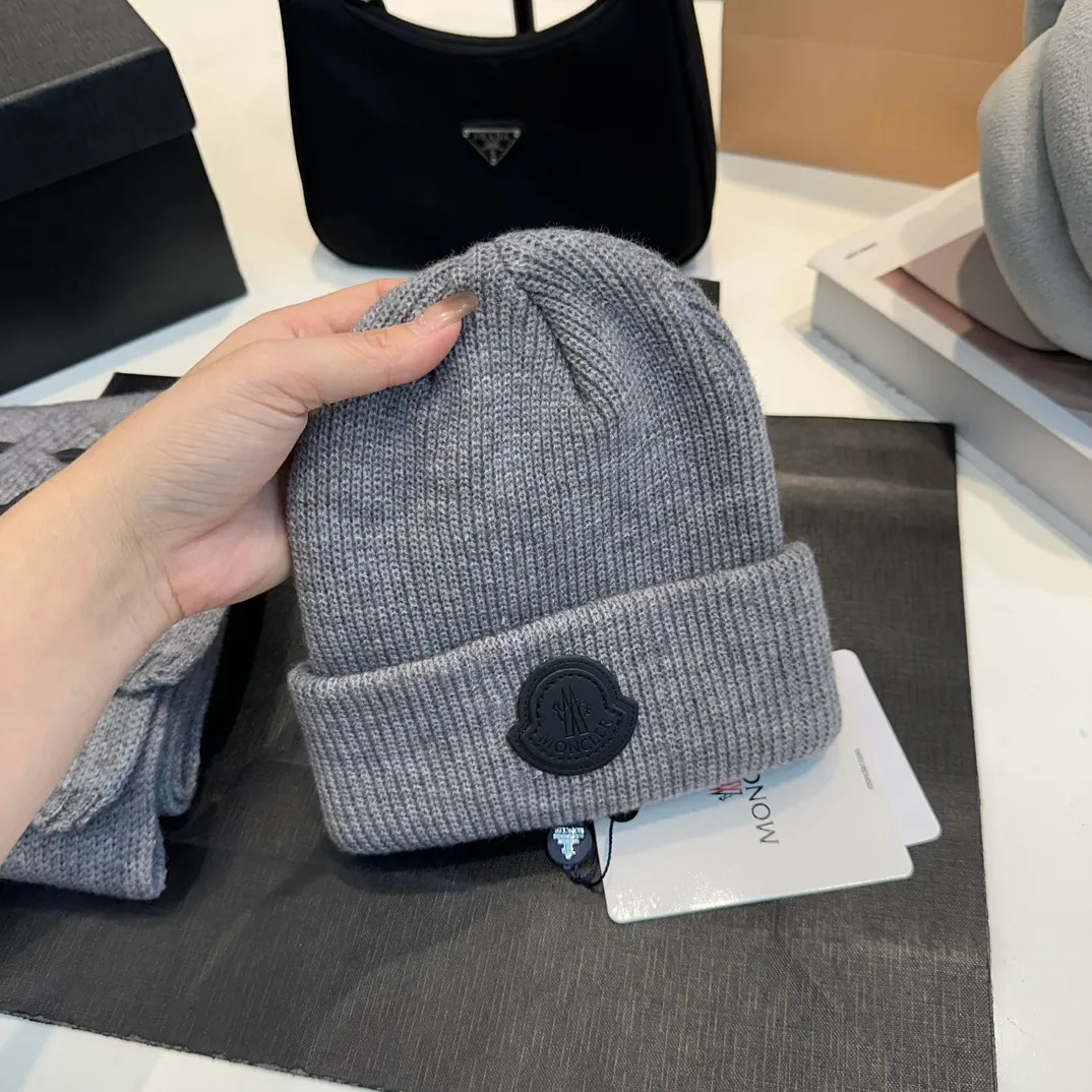 P110 Moncler wool knitted three-piece set, gloves + hat + scarf set ❄️ Wool knitted, super cute with cashmere scarf, a must-have for autumn and winter