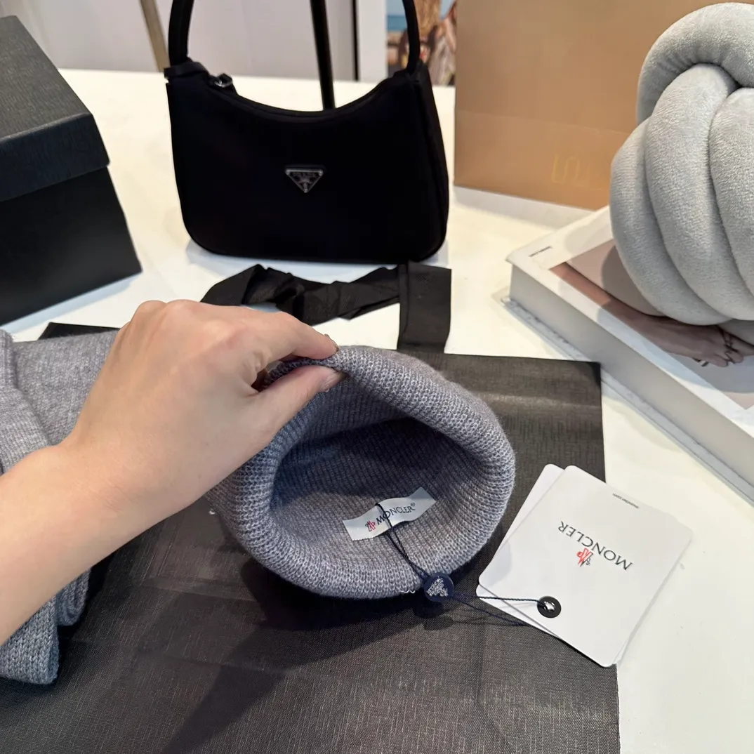 P110 Moncler wool knitted three-piece set, gloves + hat + scarf set ❄️ Wool knitted, super cute with cashmere scarf, a must-have for autumn and winter