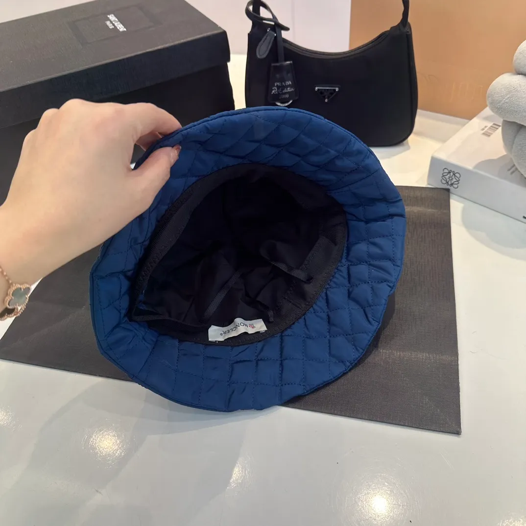 P70 Moncler Meng Mouth Women's Down Cotton Warm Fisherman Hat in Autumn and Winter. Lightweight, warm and comfortable winter fisherman hat. Diamond-shaped embroidered thread quilted, windproof and cold-proof. Also suitable for babies with big head circumferences.