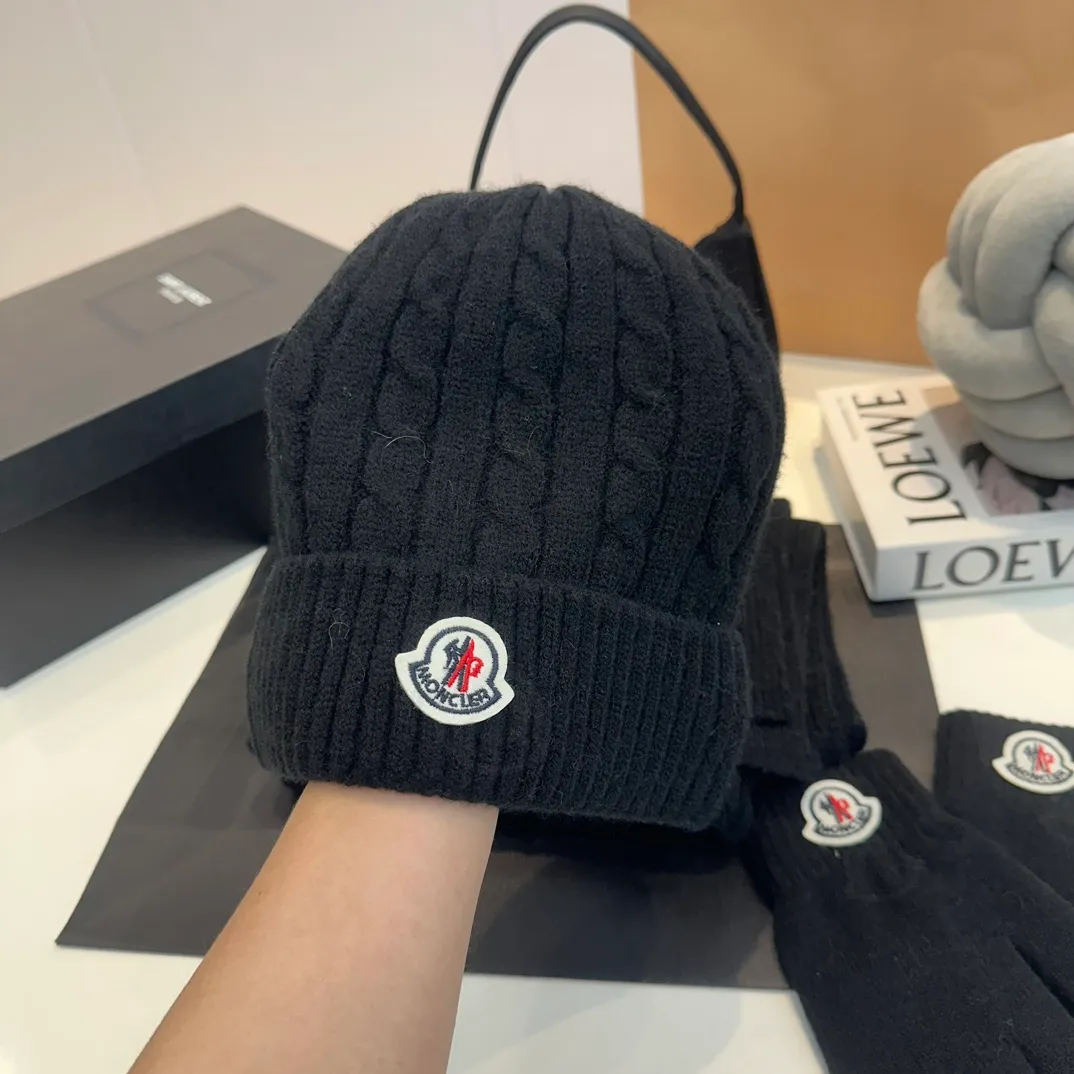 P180 Moncler autumn and winter counter model knitted beanie + scarf + gloves three-piece set, classic pattern, warm and fashionable! Fashionable and popular 🌸First-class texture, pure wool
