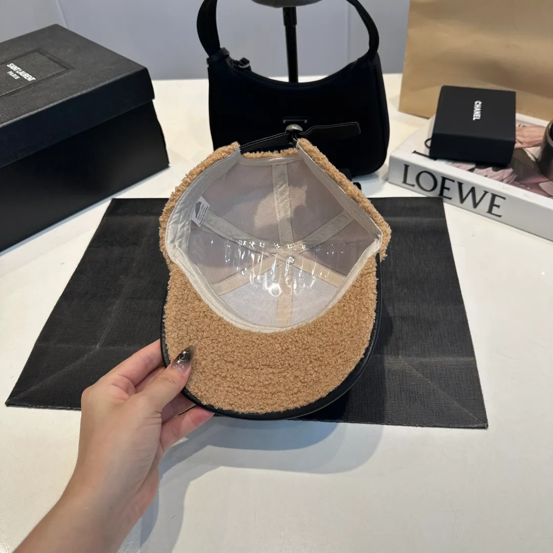 P 54 MONCLER lambswool and leather baseball cap with mouth, suitable for young and fashionable people, with strong visual effect, three-dimensional letters, good-looking and high-quality!