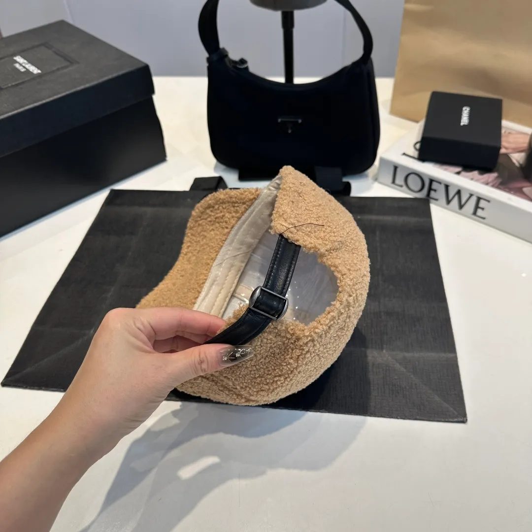 P 54 MONCLER lambswool and leather baseball cap with mouth, suitable for young and fashionable people, with strong visual effect, three-dimensional letters, good-looking and high-quality!