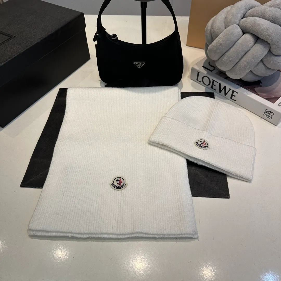 P130 Moncler autumn and winter counter style knitted beanie + scarf with classic pattern, warm and fashionable! Fashionable and popular 🌸First-class texture, pure wool