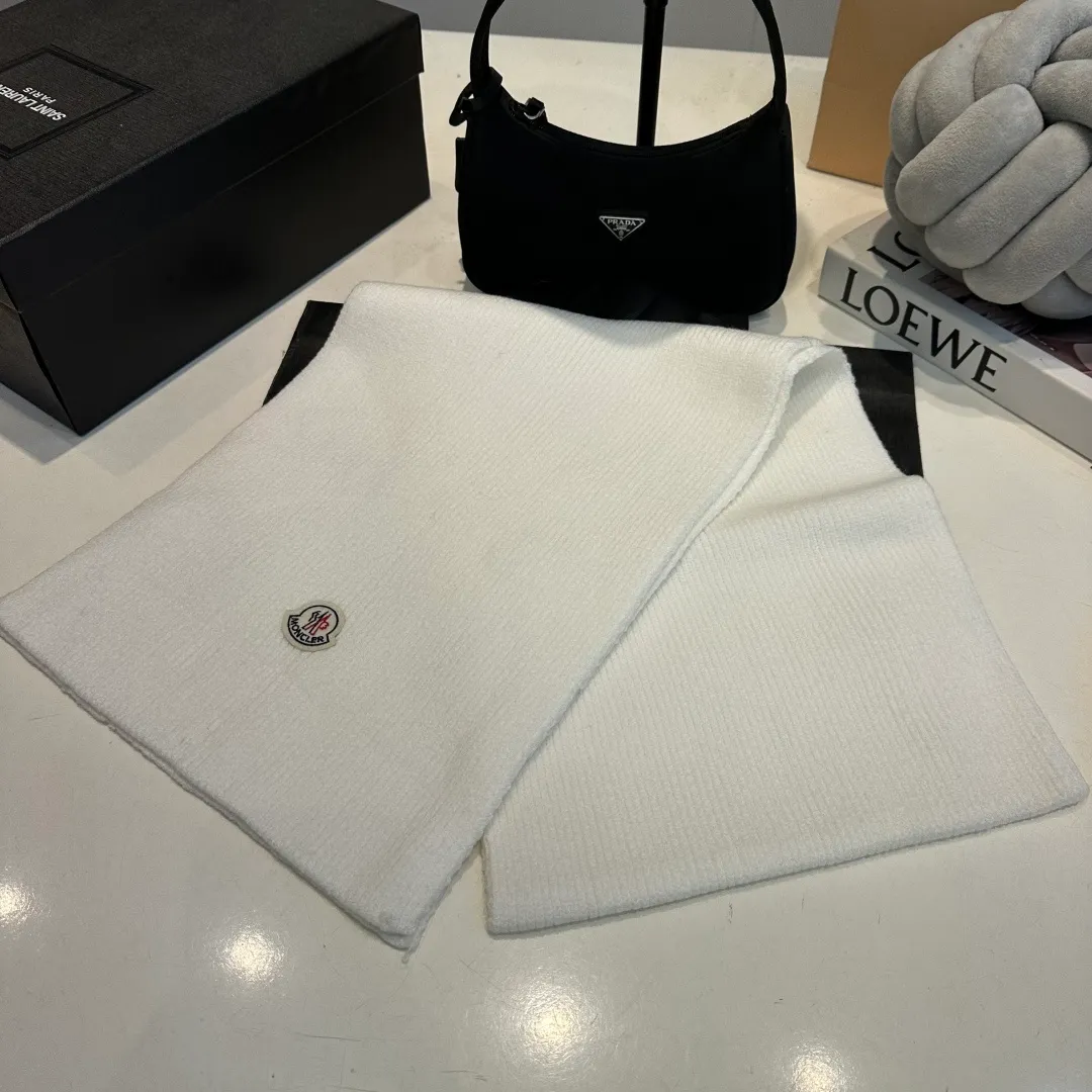 P130 Moncler autumn and winter counter style knitted beanie + scarf with classic pattern, warm and fashionable! Fashionable and popular 🌸First-class texture, pure wool