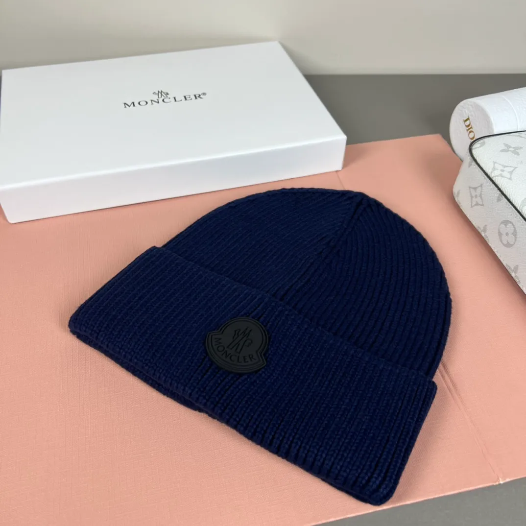 P52 comes with dust bag. MONCLER mouth-covered 🎩 knitted beanie, comes with QR code, good quality, high-end, super soft! Super hot💖The texture is great and it’s great to match when out on the street! Fashion trends! A must-have item for autumn and winter, the same style for men and women is available now!