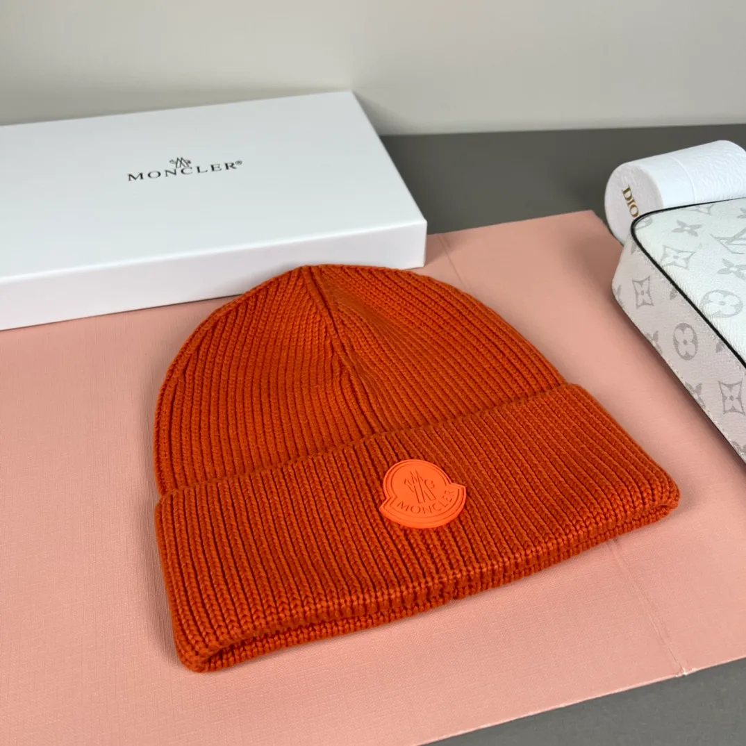 P52 comes with dust bag. MONCLER mouth-covered 🎩 knitted beanie, comes with QR code, good quality, high-end, super soft! Super hot💖The texture is great and it’s great to match when out on the street! Fashion trends! A must-have item for autumn and winter, the same style for men and women is available now!
