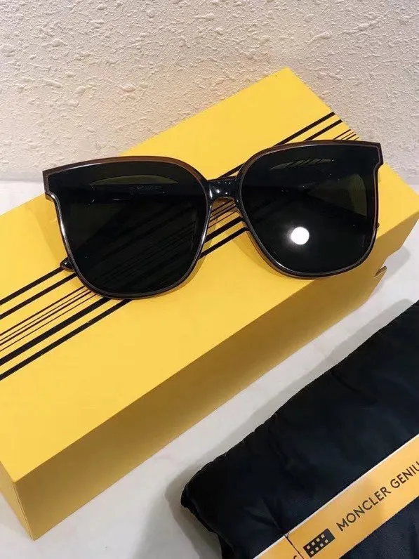 High quality 🔺MONCLER + GENTLE MONSTER 🔻Menggou joint [SWIPE 4] series‼ ️Enlarge the whimsical dimension with outlines. The design of the Oversize square sunglasses and the stretched co-branded logo on both sides of the temples have become the finishing touch of this pair of glasses. Its exaggerated silhouette complements this iconic apparel offering! Size 64-16-148❤️💛 💚