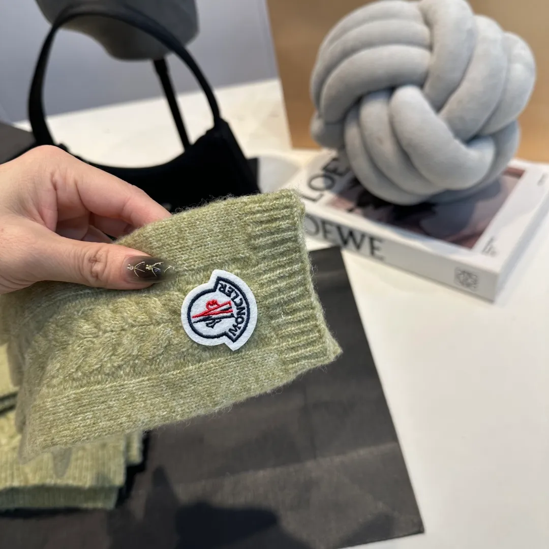 P160 Moncler muzzle suit autumn and winter style cuffed wool knitted beanie High quality customization! This must be my favorite of minimalism. It is clean, neat, fashionable and versatile, and will definitely not be picky about your face shape! A fashionable classic that lasts forever! Both men and women are welcome!