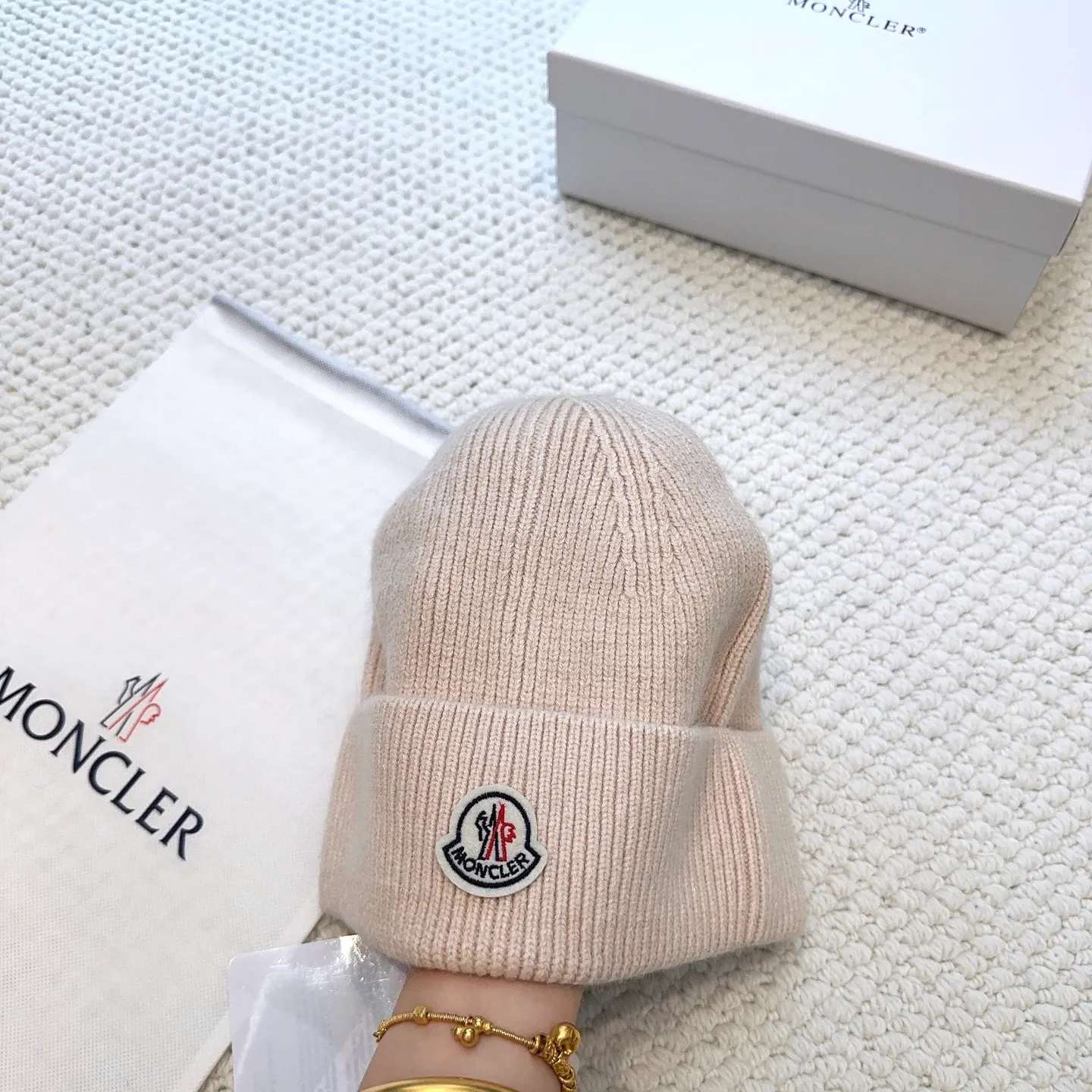 P60 with dust bag, high version Moncler Moncler 💥Official website classic knitted hat, replica of the original. Very soft and skin-friendly, very elastic 💓 Textured and very versatile style ~ Warm cashmere woolen hat, one size fits all and elastic ~ Unisex, can be worn by any head size. Super quality, highly recommended