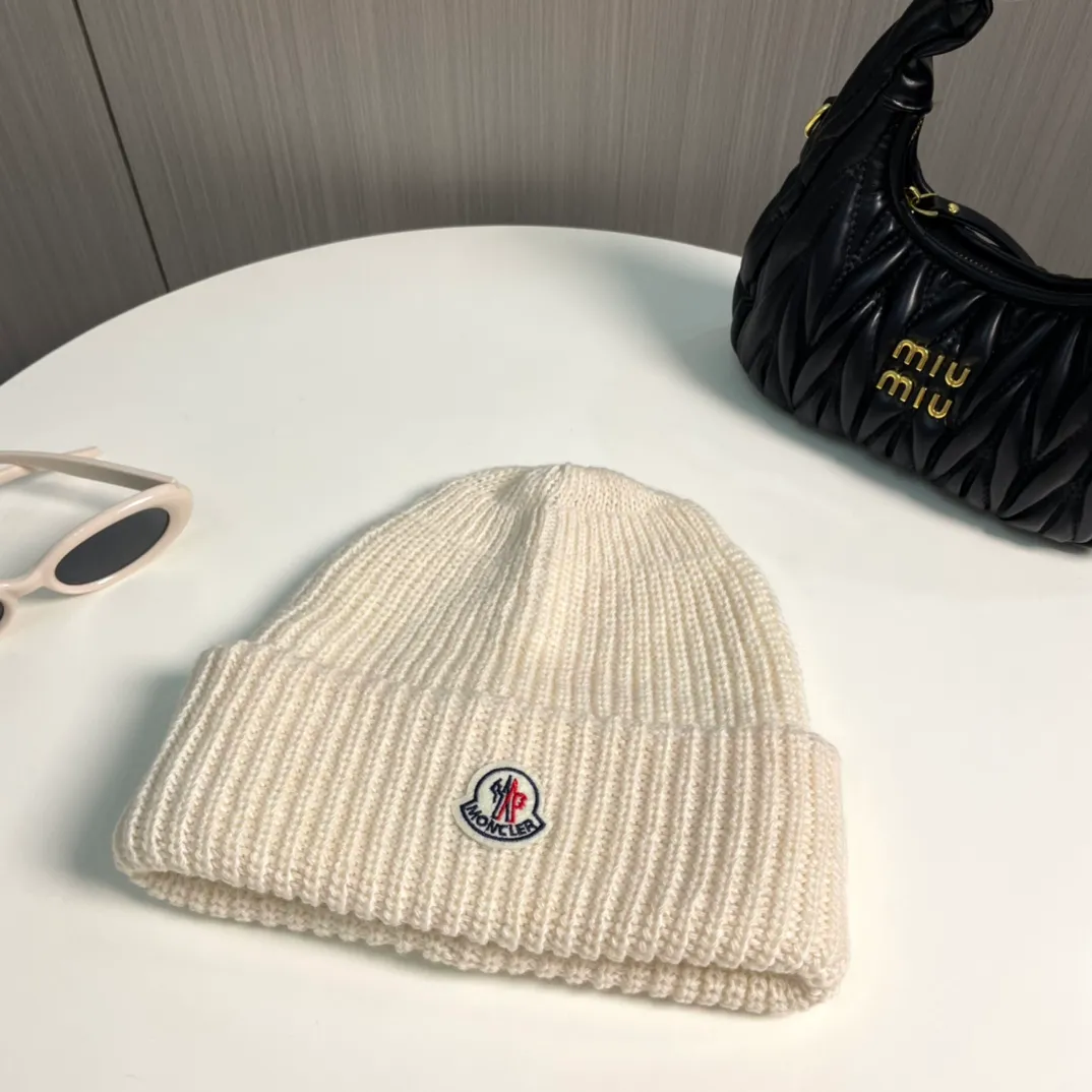 P76 Moncler 2024 early autumn and winter classic knitted hat, original replica. Very soft and skin-friendly, very elastic 💓 Textured and very versatile style ~ Warm cashmere woolen hat, one size fits all and elastic ~ Unisex, can be worn by any head circumference. Super quality, highly recommended