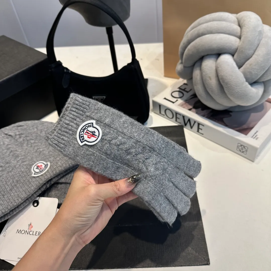 P160 Moncler muzzle suit autumn and winter style cuffed wool knitted beanie High quality customization! This must be my favorite of minimalism. It is clean, neat, fashionable and versatile, and will definitely not be picky about your face shape! A fashionable classic that lasts forever! Both men and women are welcome!