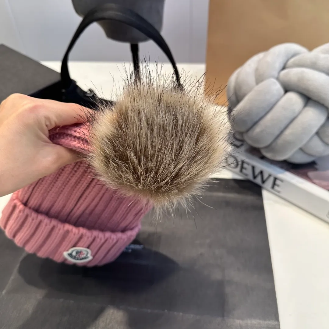 P50 high version Moncler Moncler 💥 Official website classic knitted hat, replica of the original. Very soft and skin-friendly, very elastic 💓 Textured and very versatile style ~ Warm cashmere woolen hat, one size fits all and elastic ~ Unisex, can be worn by any head size. Super quality, highly recommended
