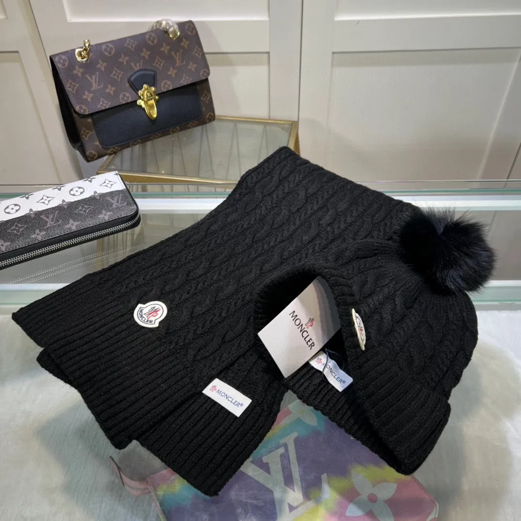 P190 MONCLER classic suit hat! Hat ➕Scarf! Cashmere and Rabbit Velvet Quality! It's warm and super comfortable~A great tool for young ladies to reduce their age in winter~This winter, all you need is a set of hats~It's warm and fashionable! Unisex model! Can be made as a couple model! Complete range of anti-counterfeiting labels and elevators! Many styles, welcome to choose!!