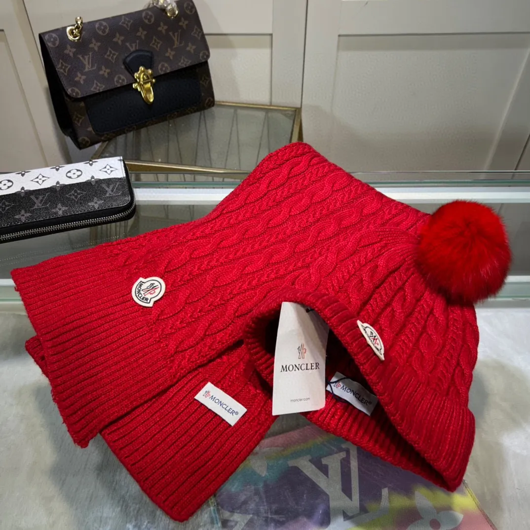 P190 MONCLER classic suit hat! Hat ➕Scarf! Cashmere and Rabbit Velvet Quality! It's warm and super comfortable~A great tool for young ladies to reduce their age in winter~This winter, all you need is a set of hats~It's warm and fashionable! Unisex model! Can be made as a couple model! Complete range of anti-counterfeiting labels and elevators! Many styles, welcome to choose!!