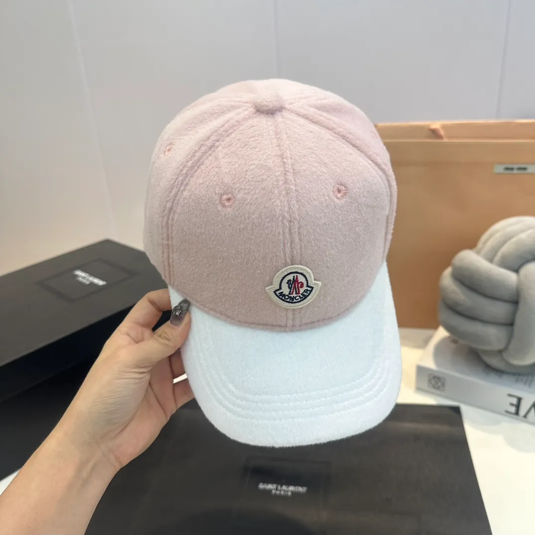 P60 moncler baseball cap, a must-have for no-makeup makeup. It looks cool when paired with sweaters and T-shirts! The days when I don’t wash my hair all depend on this hat~