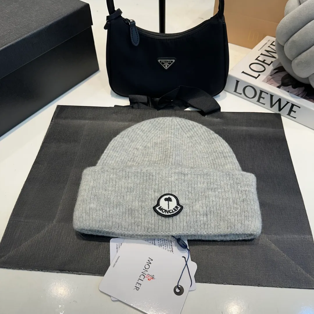 P70 MONCLER muffled knitted beanie, good quality, high-end and elegant, super popular 💖The texture is great, it’s great to match when out on the street! Fashion trends! A must-have item for winter, the same style for men and women, get it now!