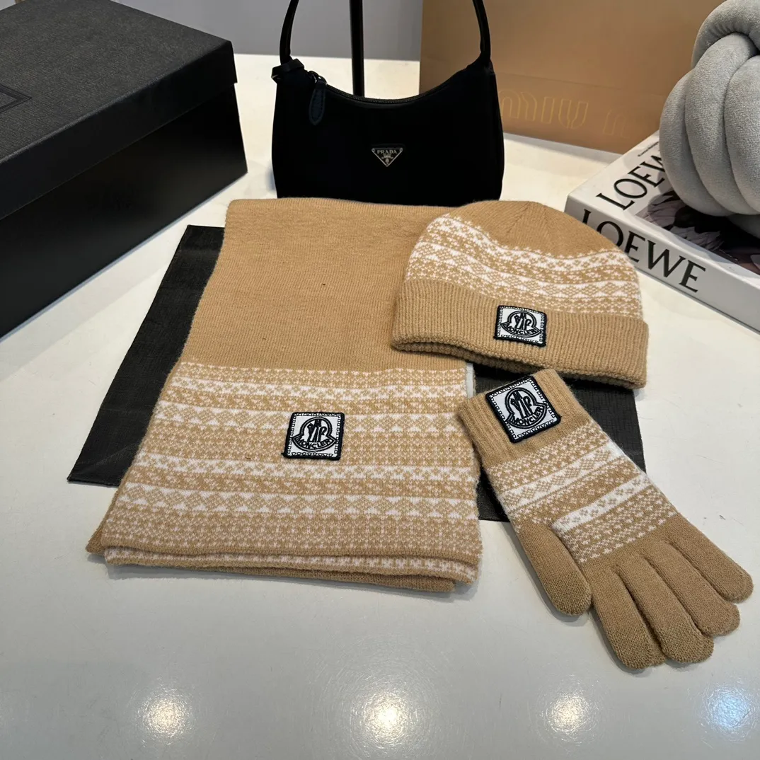 P170 Moncler Moncler 💥 Mouth three-piece set, gloves, hat, scarf, original replica. Very soft and skin-friendly, very elastic 💓 Textured and very versatile style ~ Warm, one-size-fits-all and elastic ~ Unisex, can be worn by any head size. Super quality, highly recommended