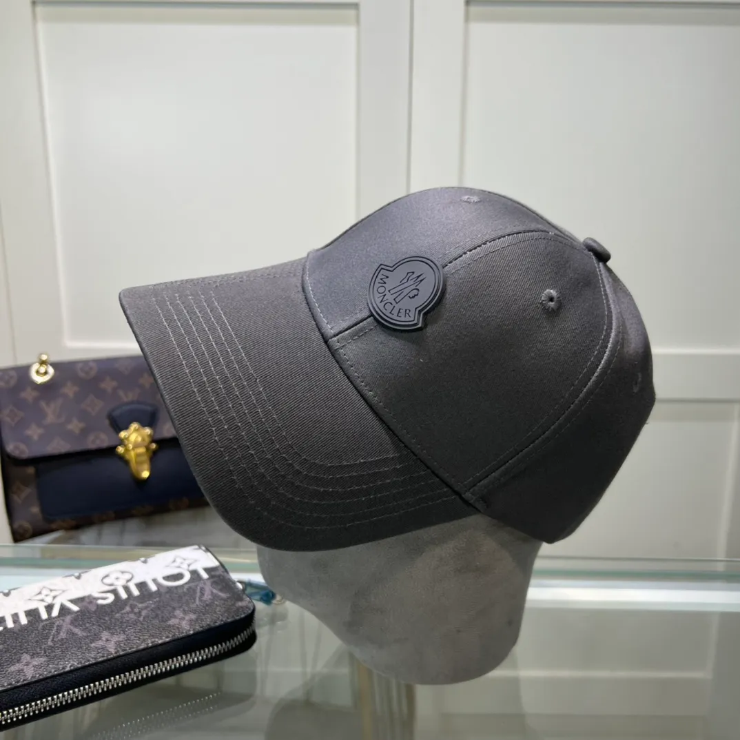 P48 comes with dust bag MONCLER mouth covering 🎩Good quality, high-end atmosphere, super popular 💖The texture is great, it is very easy to match when out on the street! Fashion trends! A must-have item for going out, the same style for men and women, get it now!