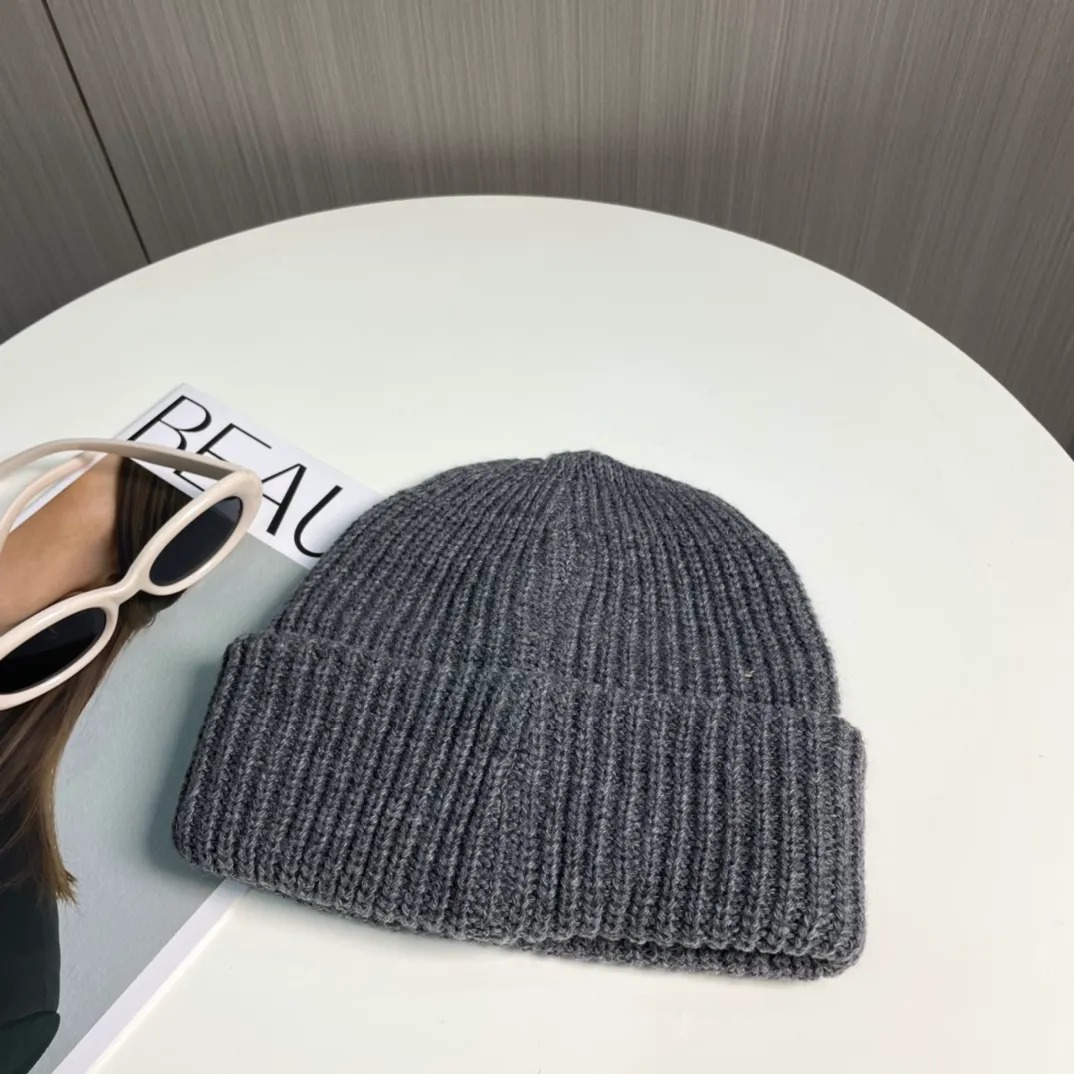 P76 Moncler 2024 early autumn and winter classic knitted hat, original replica. Very soft and skin-friendly, very elastic 💓 Textured and very versatile style ~ Warm cashmere woolen hat, one size fits all and elastic ~ Unisex, can be worn by any head circumference. Super quality, highly recommended