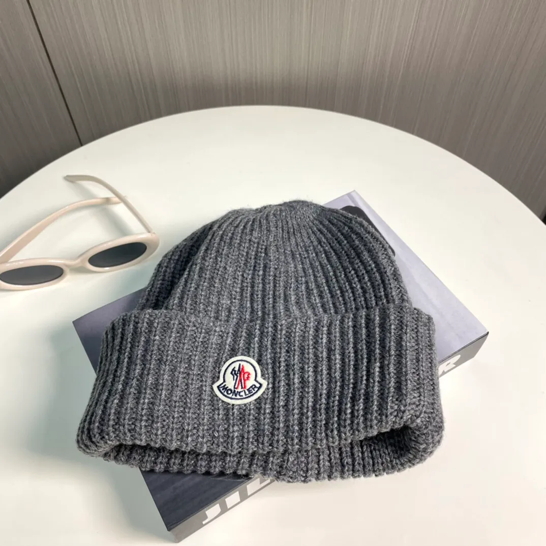 P76 Moncler 2024 early autumn and winter classic knitted hat, original replica. Very soft and skin-friendly, very elastic 💓 Textured and very versatile style ~ Warm cashmere woolen hat, one size fits all and elastic ~ Unisex, can be worn by any head circumference. Super quality, highly recommended
