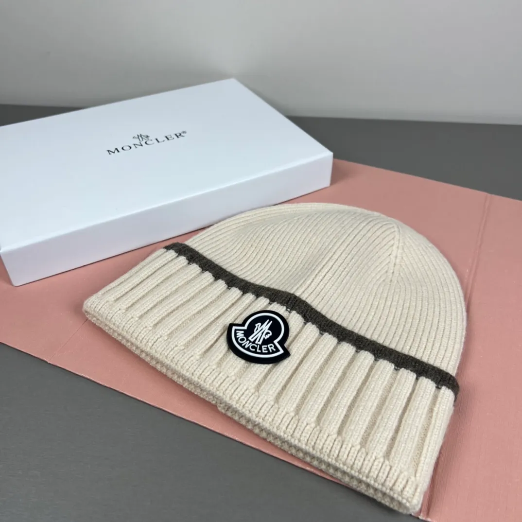 P56 comes with dust bag MONCLER mouth covering 🎩Good quality, high-end atmosphere, super popular 💖The texture is great, it is very easy to match when out on the street! Fashion trends! A must-have item for going out, the same style for men and women, get it now!