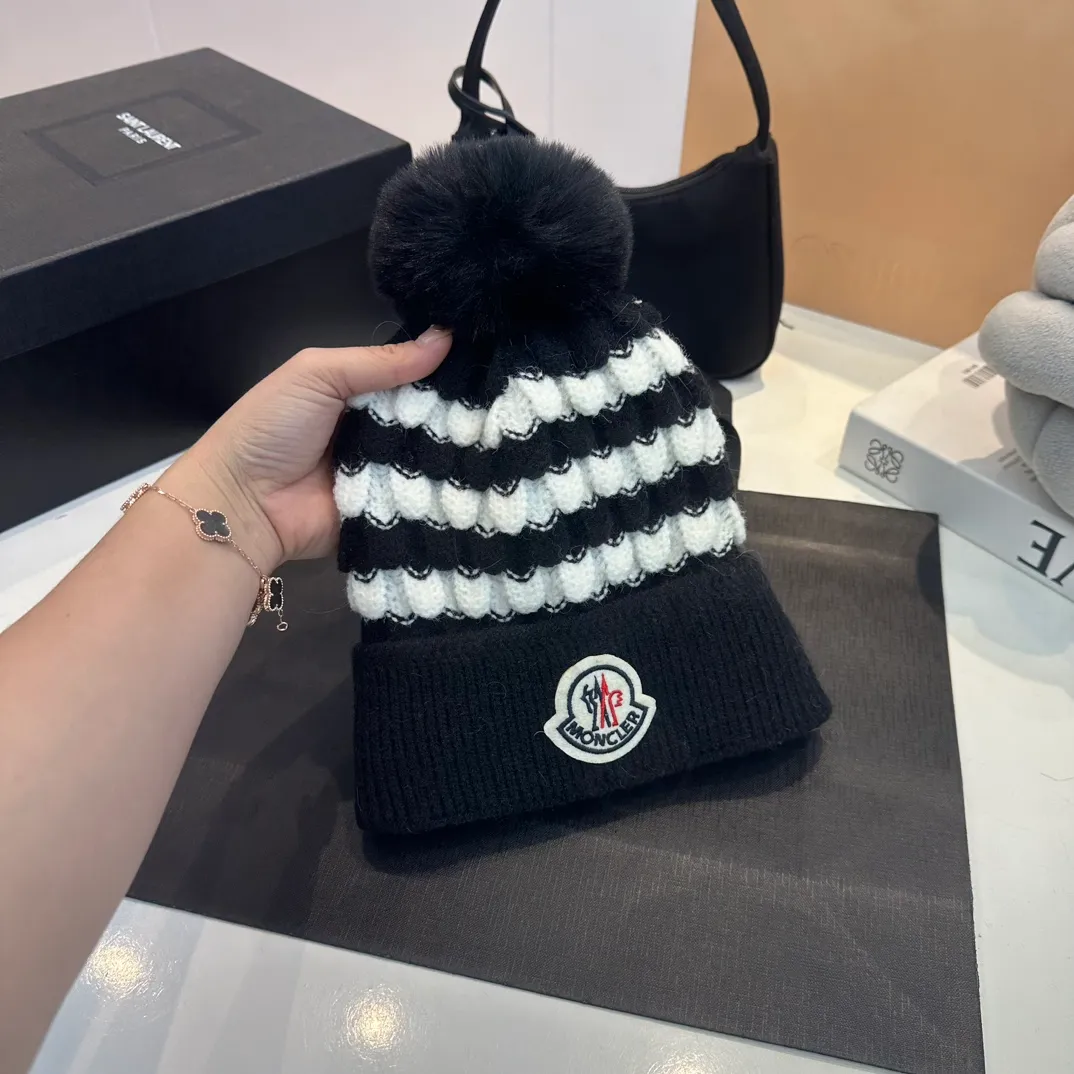 P60 moncler hooded twist warm beanie, sweet and cool style get! Reduce your age and make your face look smaller. I’d like to share it with everyone. The four colors all match well. The breasts are milky.