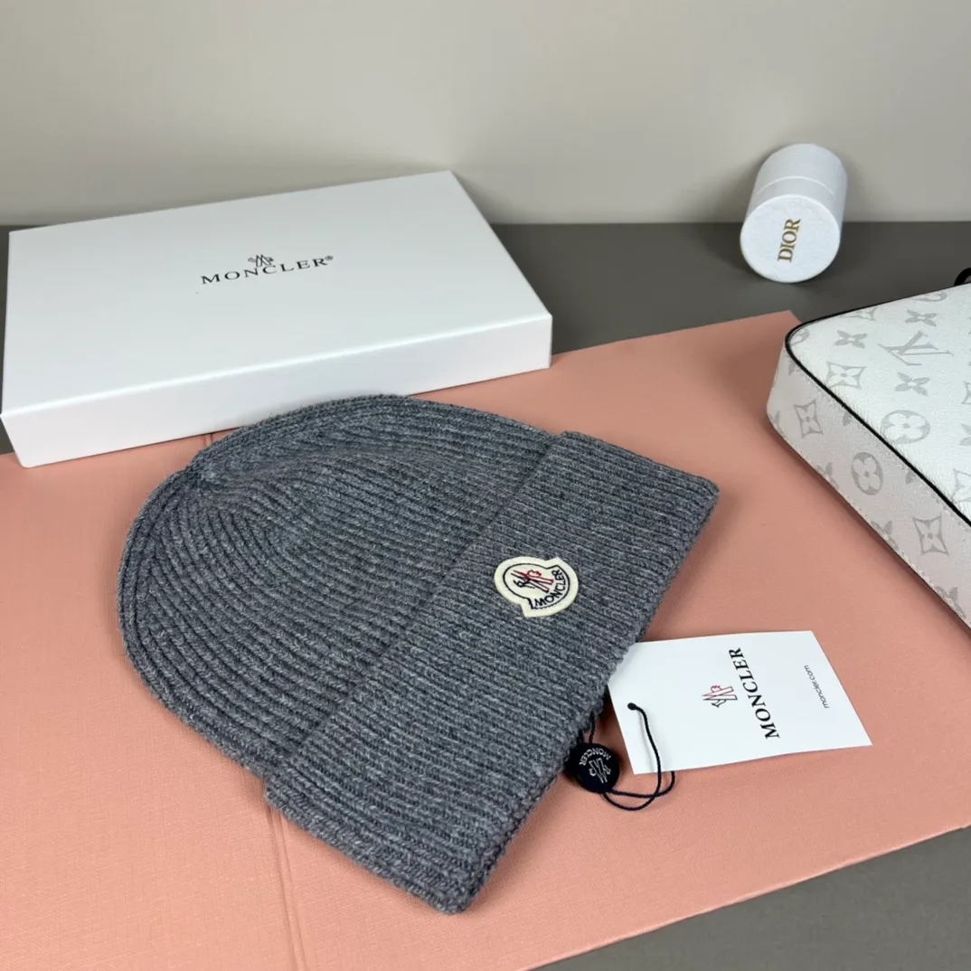 P50 comes with dust bag 🌺【MONCLER】Official website classic model, pay attention to the quality, the only one in the market that pays attention to quality details, 70% wool, 30% rabbit fur knitted hat! The same style for men and women, thicker and warmer, fashionable and popular 🌸First-class quality, the best brand for warmth in autumn and winter, order now, limited edition