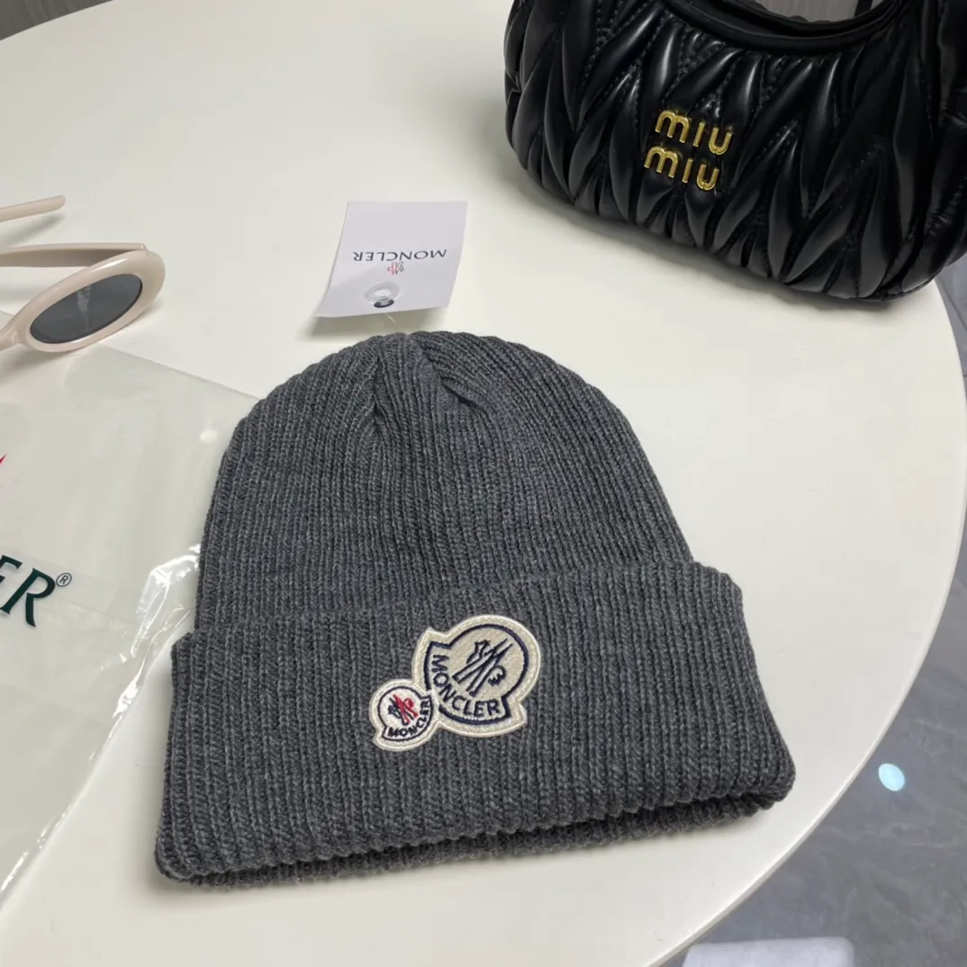 P56 comes with a dust bag for Moncler💥 Official website classic knitted hat, original replica. Very soft and skin-friendly, very elastic 💓 Textured and very versatile style ~ Warm cashmere woolen hat, one size fits all and elastic ~ Unisex, can be worn by any head size. Super quality, highly recommended