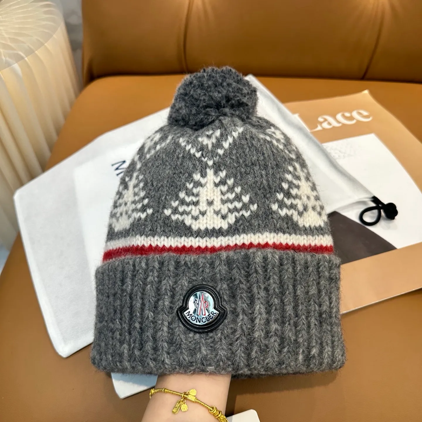 P70 high version Moncler knitted hat with mouth, very soft and skin-friendly, very elastic 💓 Textured and very versatile style ~ Warm cashmere woolen hat, one size fits all and elastic ~ Unisex, can be worn by any head size. Super quality, highly recommended