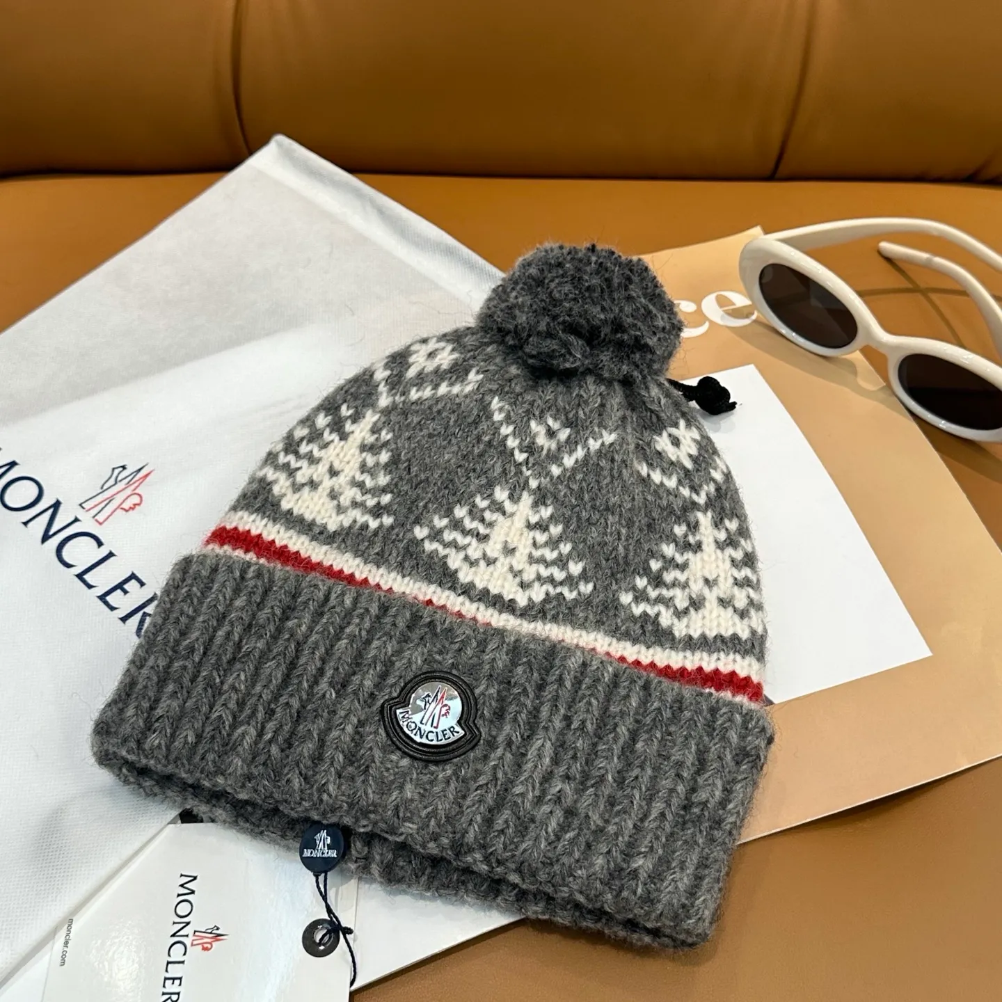 P70 high version Moncler knitted hat with mouth, very soft and skin-friendly, very elastic 💓 Textured and very versatile style ~ Warm cashmere woolen hat, one size fits all and elastic ~ Unisex, can be worn by any head size. Super quality, highly recommended