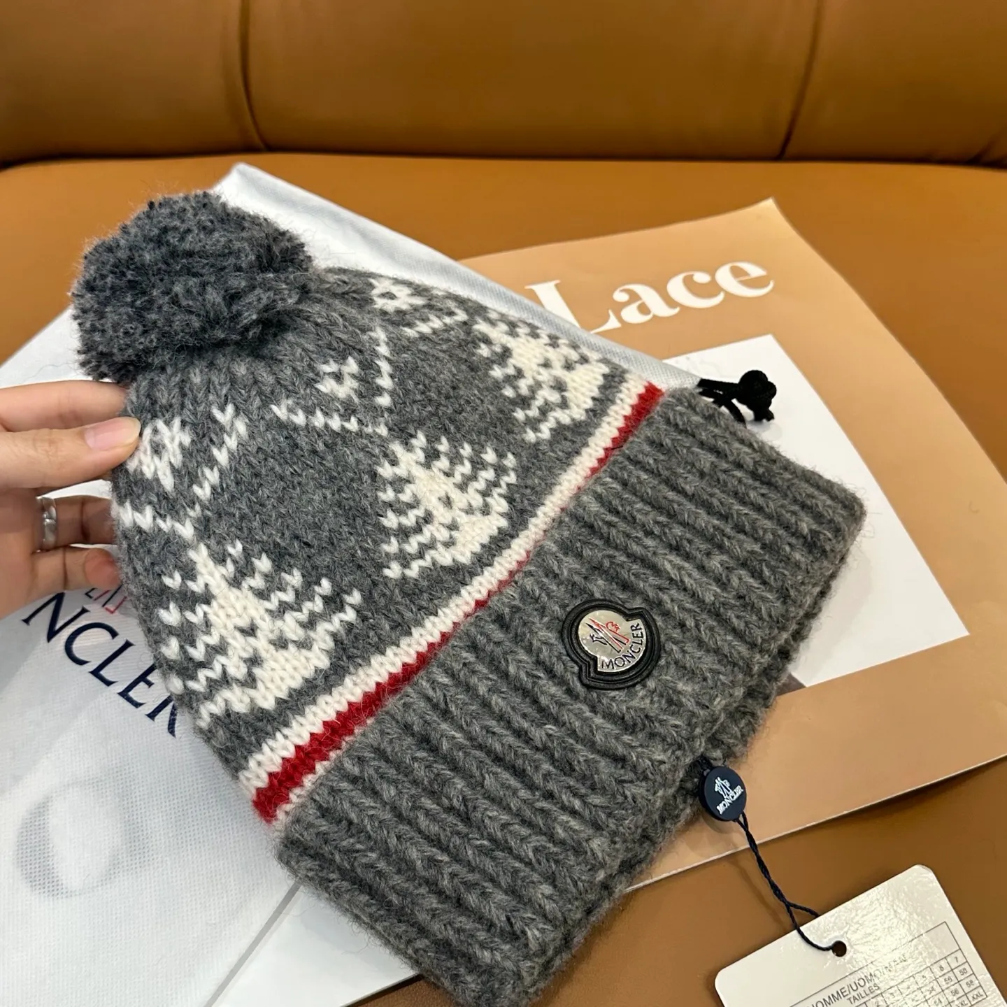 P70 high version Moncler knitted hat with mouth, very soft and skin-friendly, very elastic 💓 Textured and very versatile style ~ Warm cashmere woolen hat, one size fits all and elastic ~ Unisex, can be worn by any head size. Super quality, highly recommended
