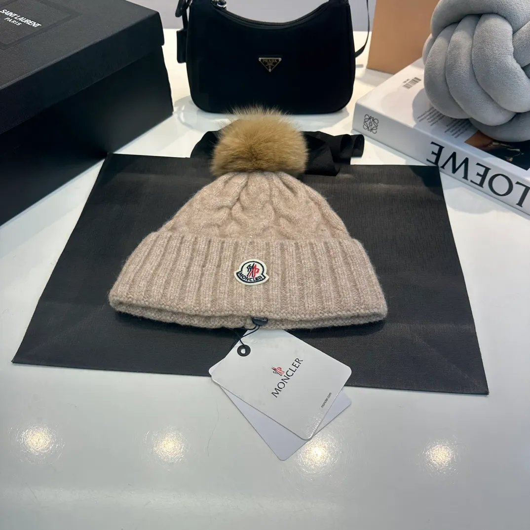 P90 Moncler👒high-end genuine exclusive style, hemp flower knitted hat, made of selected wool, skin-friendly and super soft‼ ️Paired with fox fur balls, it is very age-reducing‼ ️Complete trademark hangtags