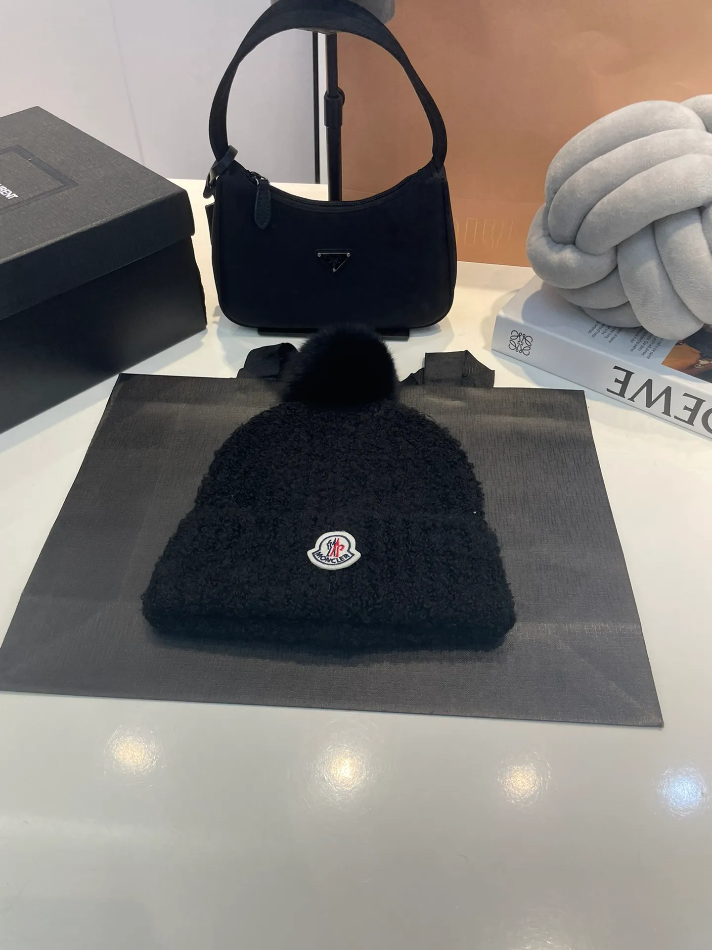 P80 MONCLER 🎩Knitted lamb thick-thread beanie, with real wool balls, good quality, high-end, and super soft! Super hot💖The texture is great and it’s great to match when out on the street! Fashion trends! A must-have item for winter, the same style for men and women, get it now!