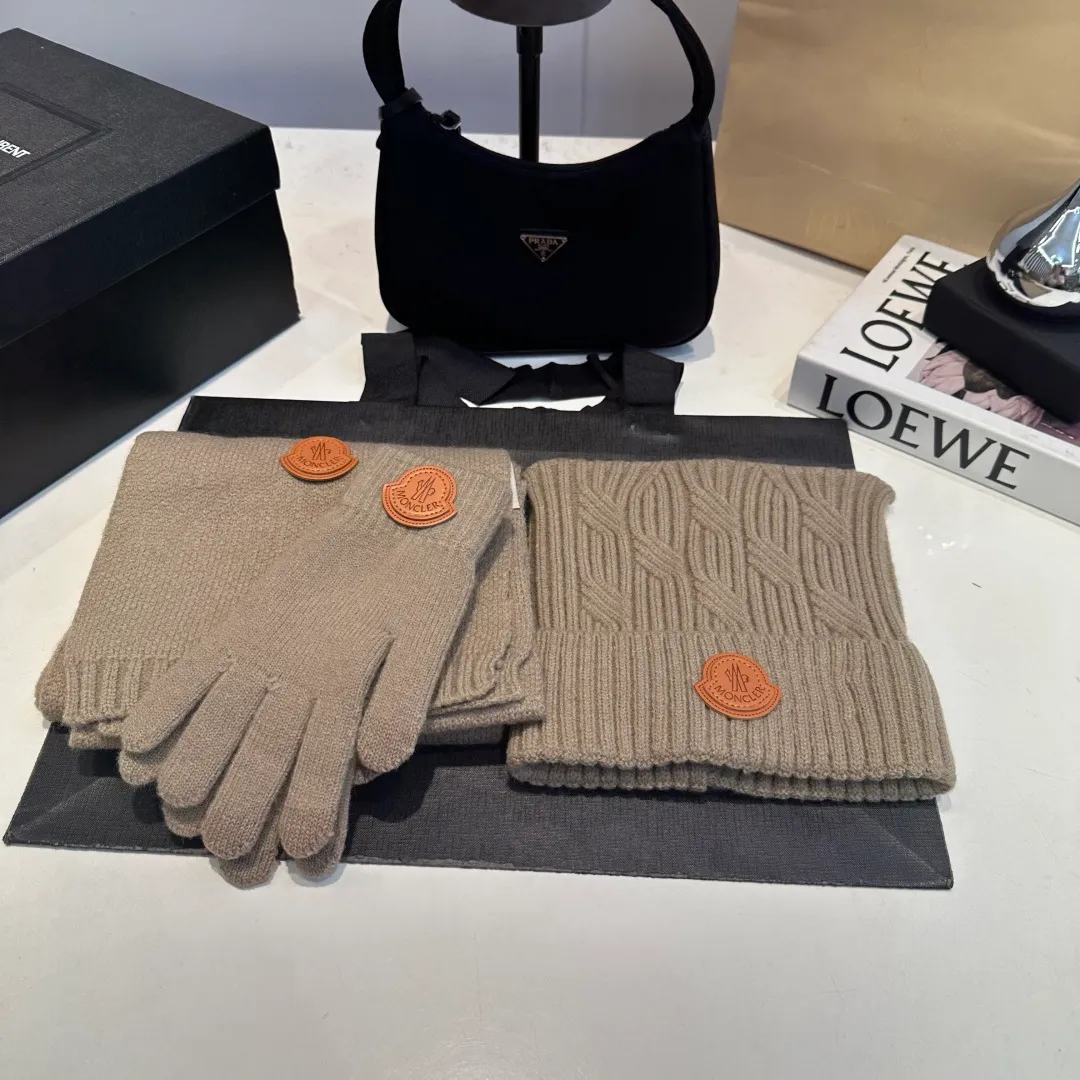 P150 Moncler three-piece muzzle suit autumn and winter cuffed wool knitted beanie. High-quality customization! This must be my favorite of minimalism. It is clean, neat, fashionable and versatile, and will definitely not be picky about your face shape! A fashionable classic that lasts forever! Both men and women are welcome!