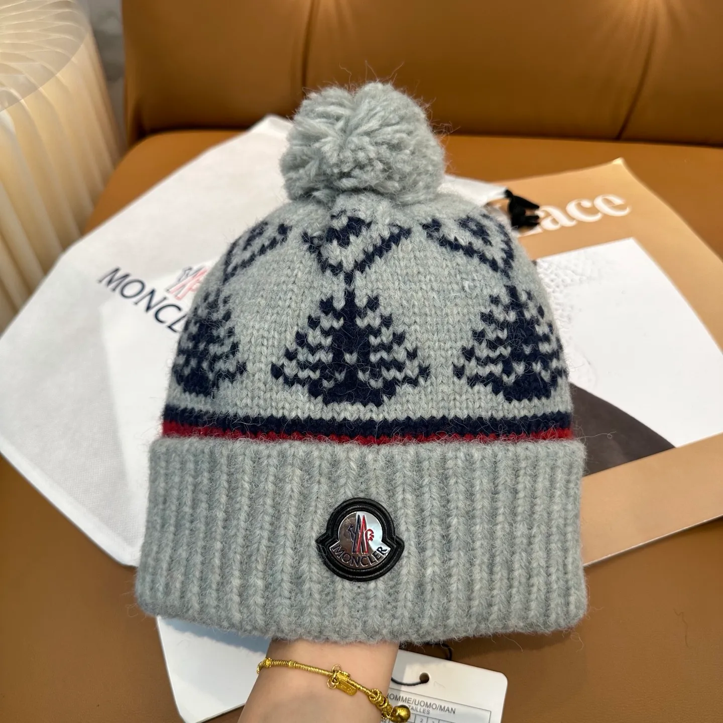 P70 high version Moncler knitted hat with mouth, very soft and skin-friendly, very elastic 💓 Textured and very versatile style ~ Warm cashmere woolen hat, one size fits all and elastic ~ Unisex, can be worn by any head size. Super quality, highly recommended