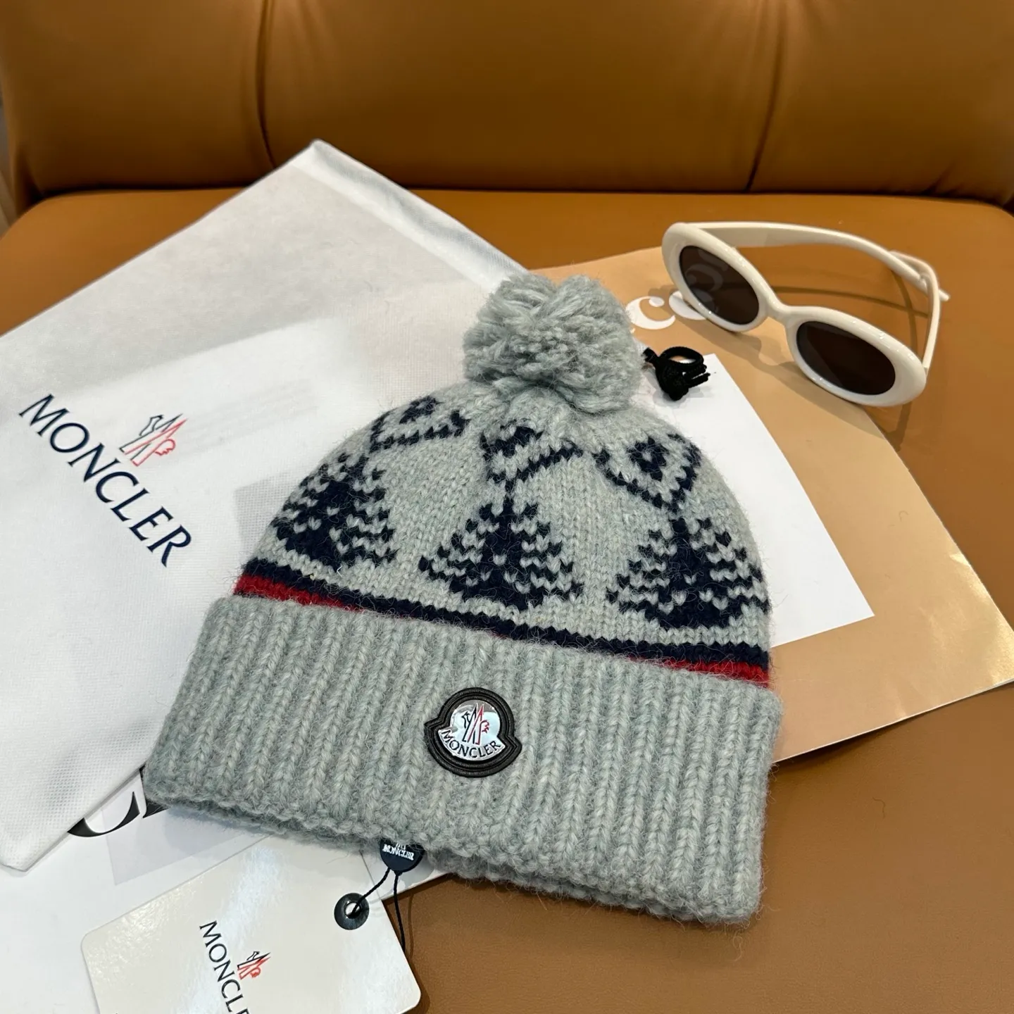 P70 high version Moncler knitted hat with mouth, very soft and skin-friendly, very elastic 💓 Textured and very versatile style ~ Warm cashmere woolen hat, one size fits all and elastic ~ Unisex, can be worn by any head size. Super quality, highly recommended