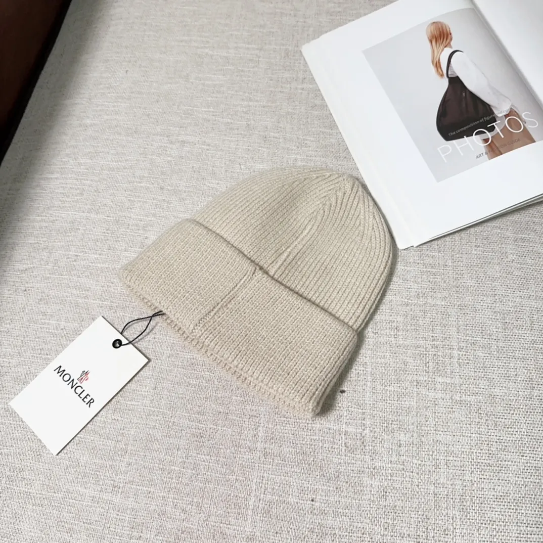 💰40 Moncler Moncler 💥Official website classic knitted hat, replica of the original. Very soft and skin-friendly, very elastic 💓 Textured and very versatile style ~ Warm cashmere woolen hat, one size fits all and elastic ~ Unisex, can be worn by any head size. Super quality, highly recommended