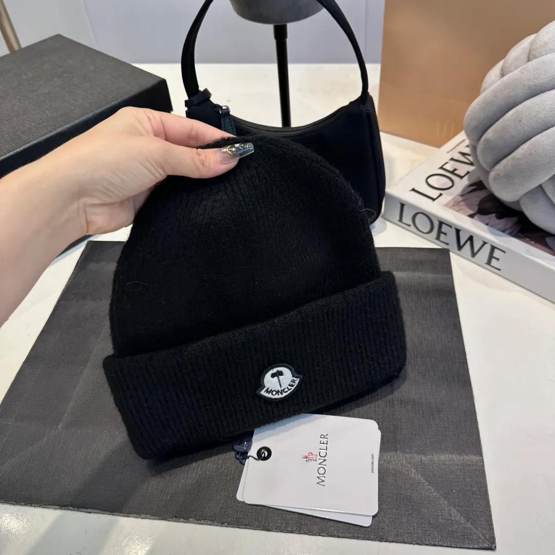 P70 MONCLER muffled knitted beanie, good quality, high-end and elegant, super popular 💖The texture is great, it’s great to match when out on the street! Fashion trends! A must-have item for winter, the same style for men and women, get it now!