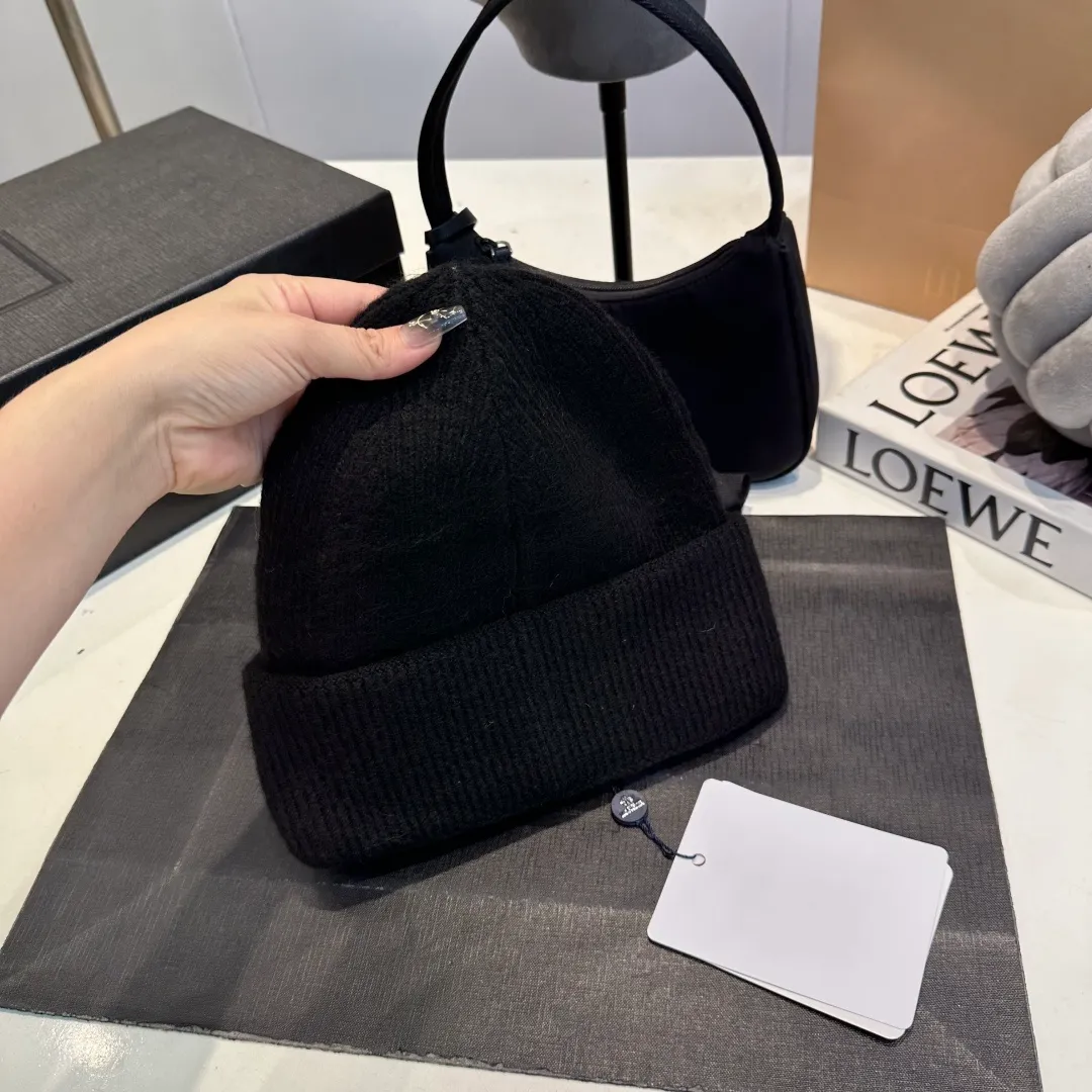 P70 MONCLER muffled knitted beanie, good quality, high-end and elegant, super popular 💖The texture is great, it’s great to match when out on the street! Fashion trends! A must-have item for winter, the same style for men and women, get it now!
