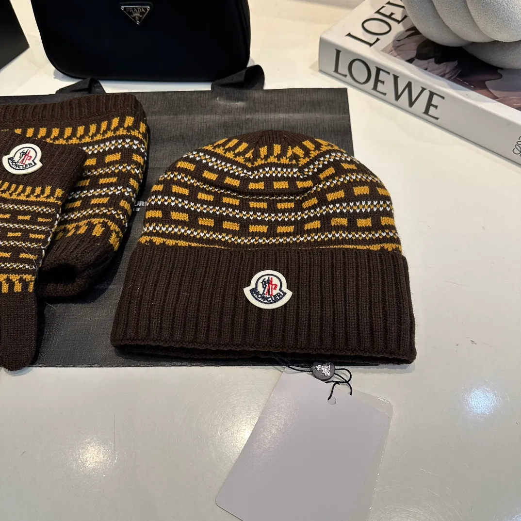 P140 Moncler Moncler 💥 Mouth three-piece set, gloves, hat, scarf, original replica. Very soft and skin-friendly, very elastic 💓 Textured and very versatile style ~ Warm, one size fits all and elastic ~ Unisex, can be worn by any head size. Super quality, highly recommended