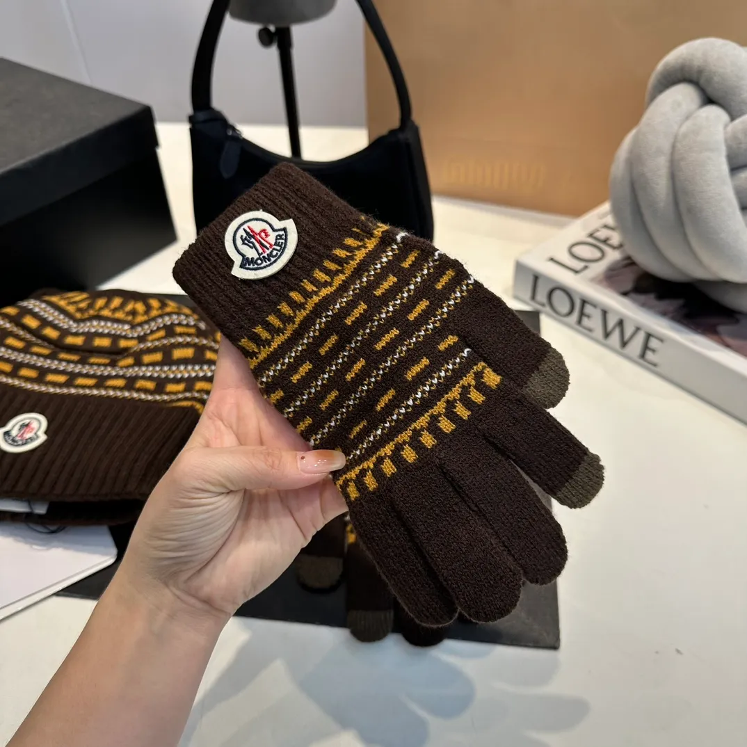 P140 Moncler Moncler 💥 Mouth three-piece set, gloves, hat, scarf, original replica. Very soft and skin-friendly, very elastic 💓 Textured and very versatile style ~ Warm, one size fits all and elastic ~ Unisex, can be worn by any head size. Super quality, highly recommended